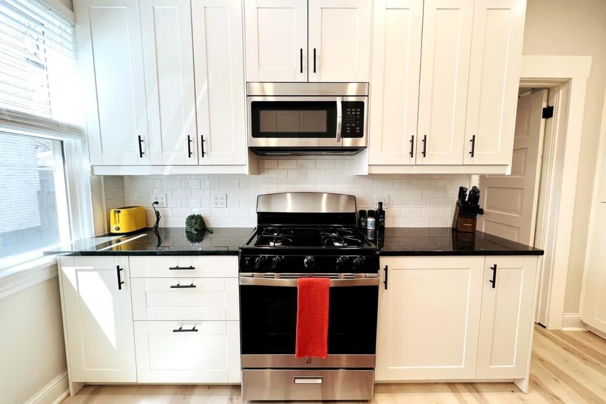 Apartment Trendy And Stylish 3br Uptown Duplex With Balcony