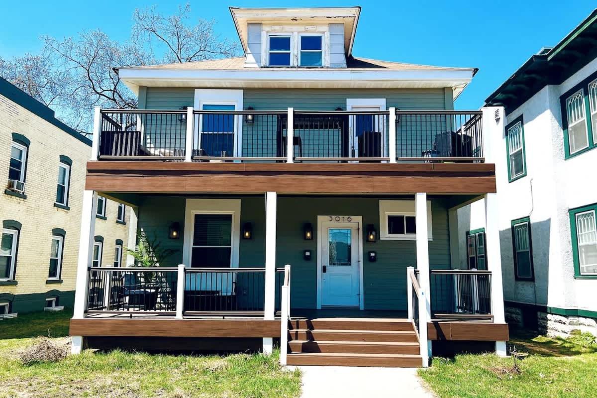 Trendy And Stylish 3br Uptown Duplex With Balcony Apartment