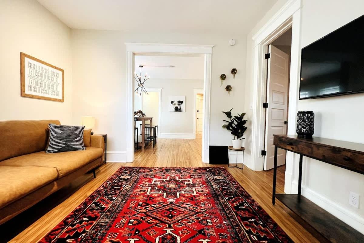Trendy And Stylish 3br Uptown Duplex With Balcony Apartment